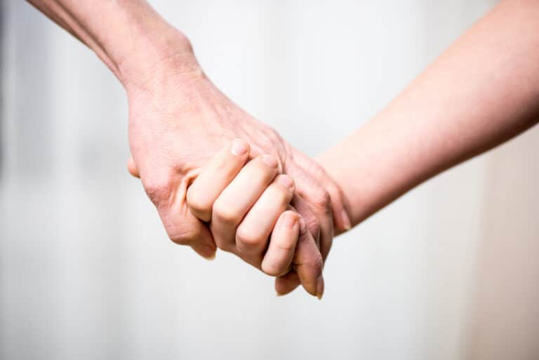 Deux mains qui se tiennent, image du soutien apporté en psychothérapie individuelle
