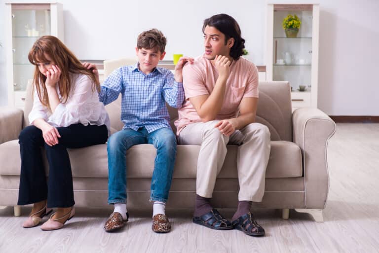 Parents et adolescent réunis pour une séance de thérapie familiale